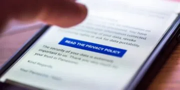 Close up of a webpage on a smartphone with a button to redirect the user to the site's privacy policy.